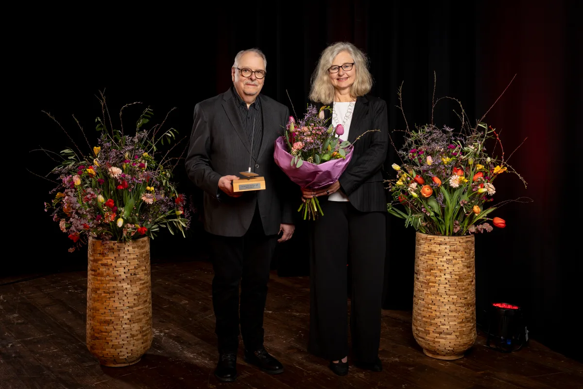 Alfred Zimmerlin und Barbara Thalmann strahlen in die Kamera.